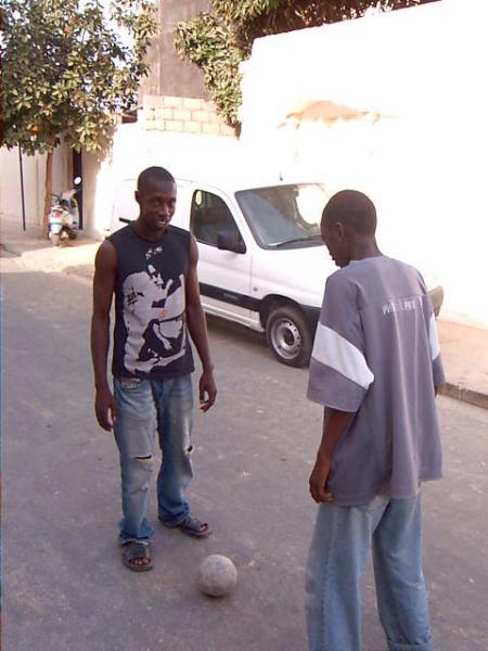 le scroo et son frere plus agé que son age